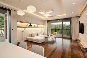 Family Suite (Stay & Pool for 5, Extra person charge) Breakfast for 4 ONLY if selected /Bathtub | Opholdsområde | 60-tommers LED-tv med kabelkanaler, tv
