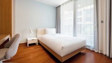 Family Suite (Stay & Pool for 5, Extra person charge) Breakfast for 4 ONLY if selected /Bathtub | 3 室のベッドルーム、高級寝具、遮光カーテン、アイロン / アイロン台