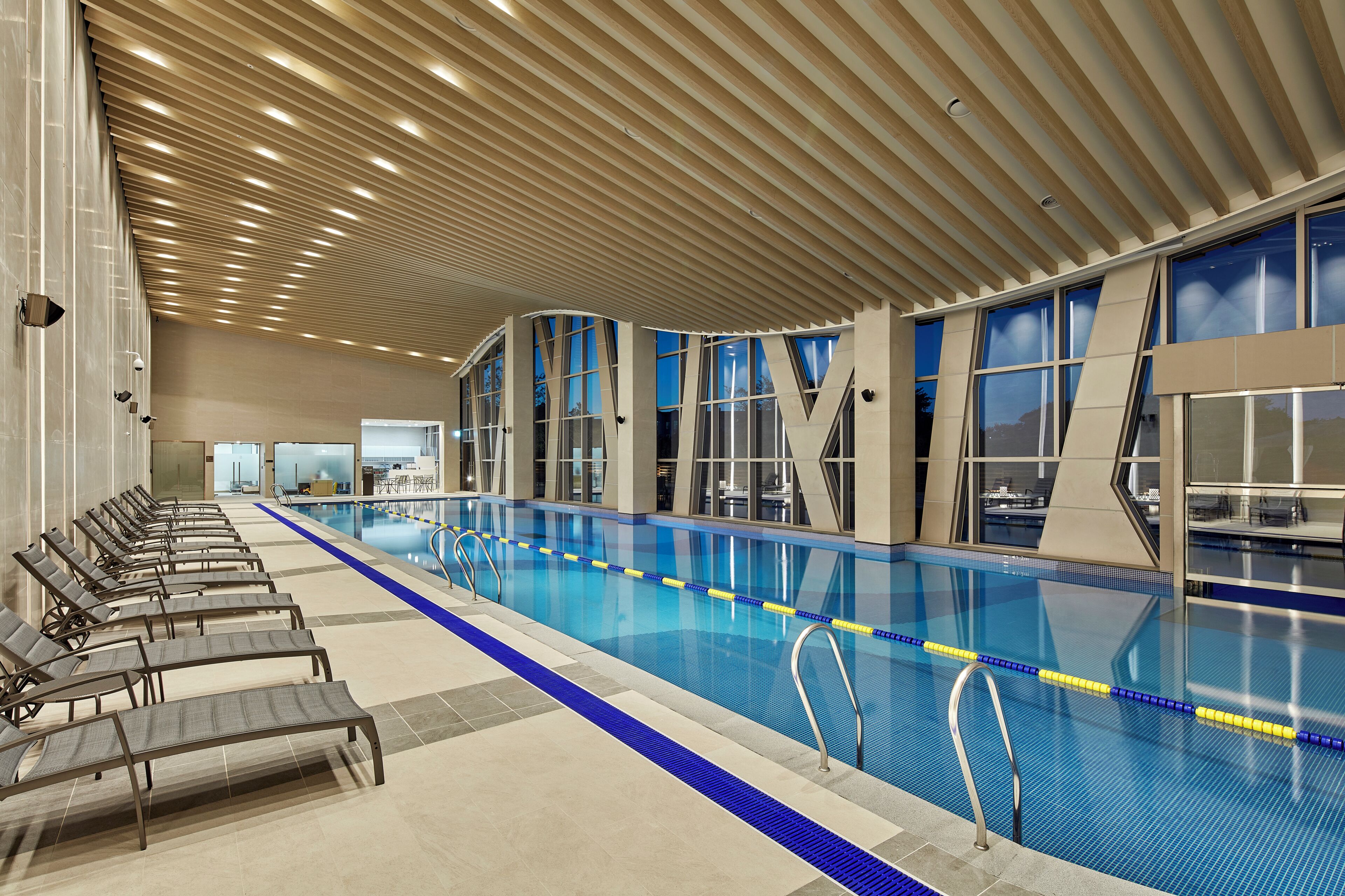 Innendørsbasseng og sesongbasert utendørsbasseng