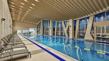 Innendørsbasseng og sesongbasert utendørsbasseng