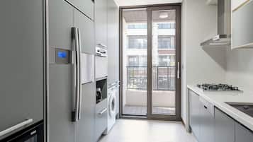 Full-sized fridge, oven, stovetop, dishwasher