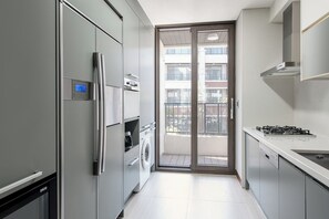 Full-sized fridge, oven, stovetop, dishwasher - Somerset Jeju Shinhwa World (Seogwipo)