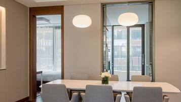 Full-sized fridge, oven, stovetop, dishwasher