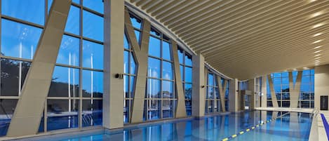 Inomhuspool, en säsongsöppen utomhuspool och cabanor (tilläggsavgift)