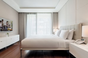 Family Suite (Stay & Pool for 5, Extra person charge) Breakfast for 4 ONLY if selected /Bathtub | 3 camere, biancheria da letto di alta qualità, tende oscuranti