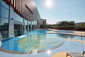 Hồ bơi trong nhà, hồ bơi ngoài trời phục vụ theo mùa 