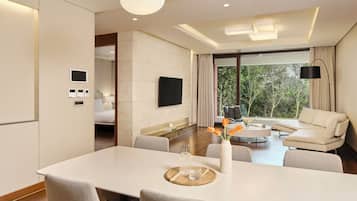 Familie suite | Woonruimte | Een 60-inch ledtelevisie met kabelzenders en televisie