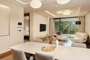 Family Suite Ondol(Stay &Pool for 6, Extra person charge) Breakfast for 4 ONLY if selected /Bathtub | Khu phòng khách | TV LED 60-inch có truyền hình cáp, TV 