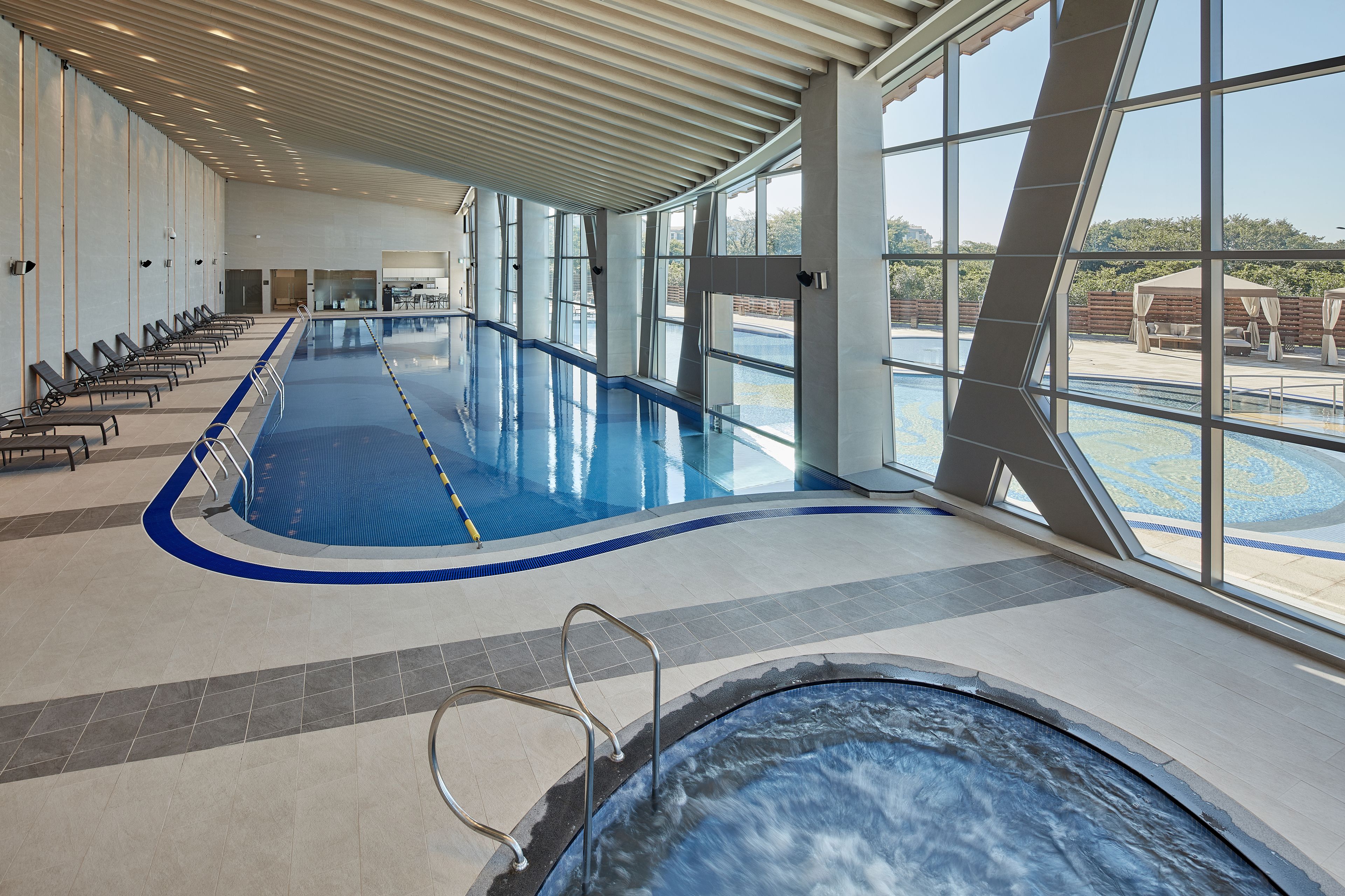室內游泳池和季節性室外游泳池