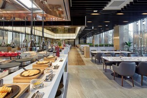 Desayuno buffet diario (KRW 58000 por persona)