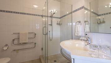 Deluxe Double Room, 1 King Bed, Private Bathroom | Bathroom | Free toiletries, hair dryer, bathrobes, towels