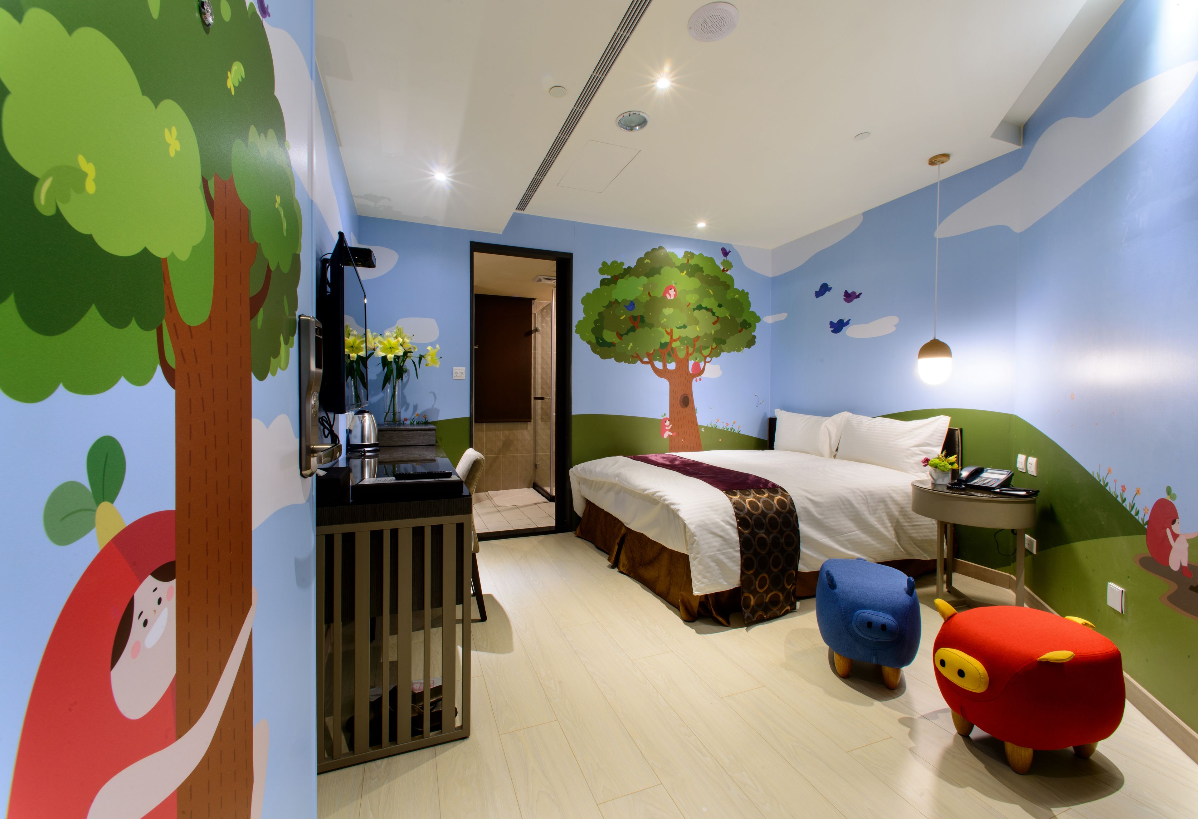 basic double room, 1 queen bed (no parking) | children’s theme room