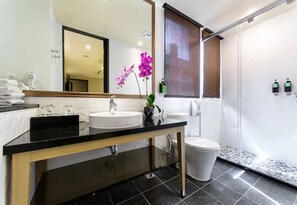 Chambre Quadruple Familiale, 2 grands lits | Salle de bain | Douche, articles de toilette gratuits, sèche-cheveux, chaussons