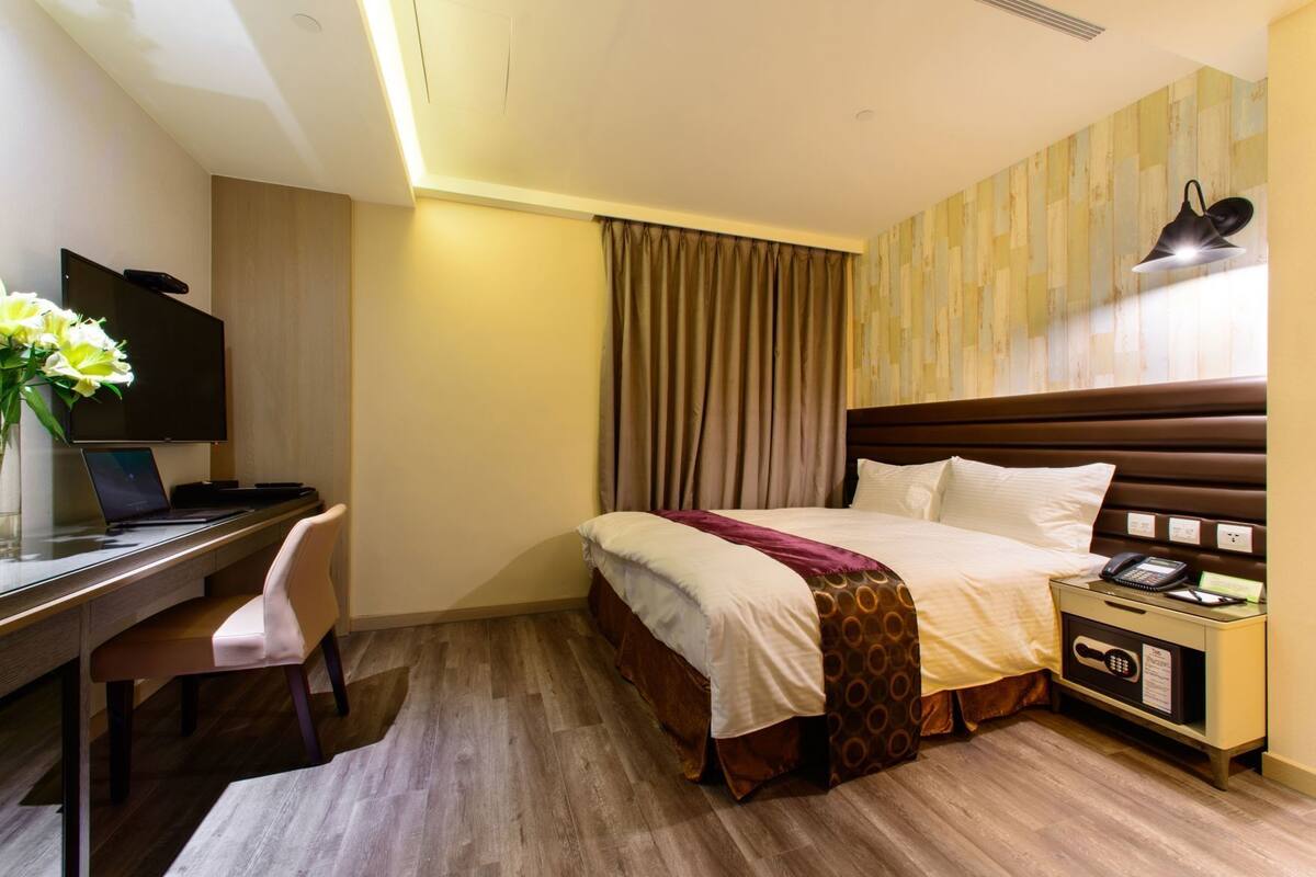 ตู้นิรภัยในห้องพัก, โต๊ะทำงาน, ห้องเก็บเสียง, Wi-Fi ฟรี
