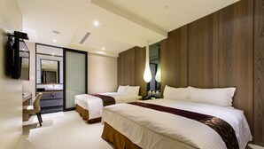 Een hotelkamer met twee bedden, een bureau, een stoel en een grote spiegel.
