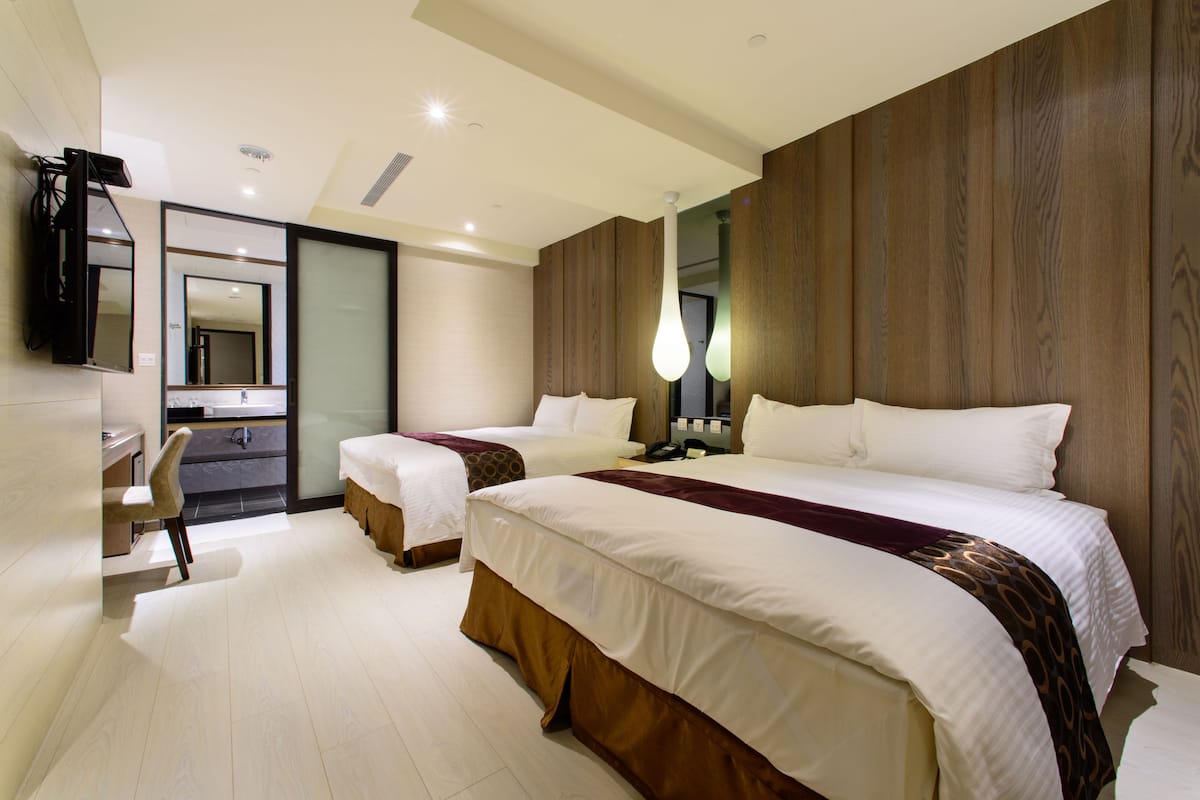 ตู้นิรภัยในห้องพัก, โต๊ะทำงาน, ห้องเก็บเสียง, Wi-Fi ฟรี