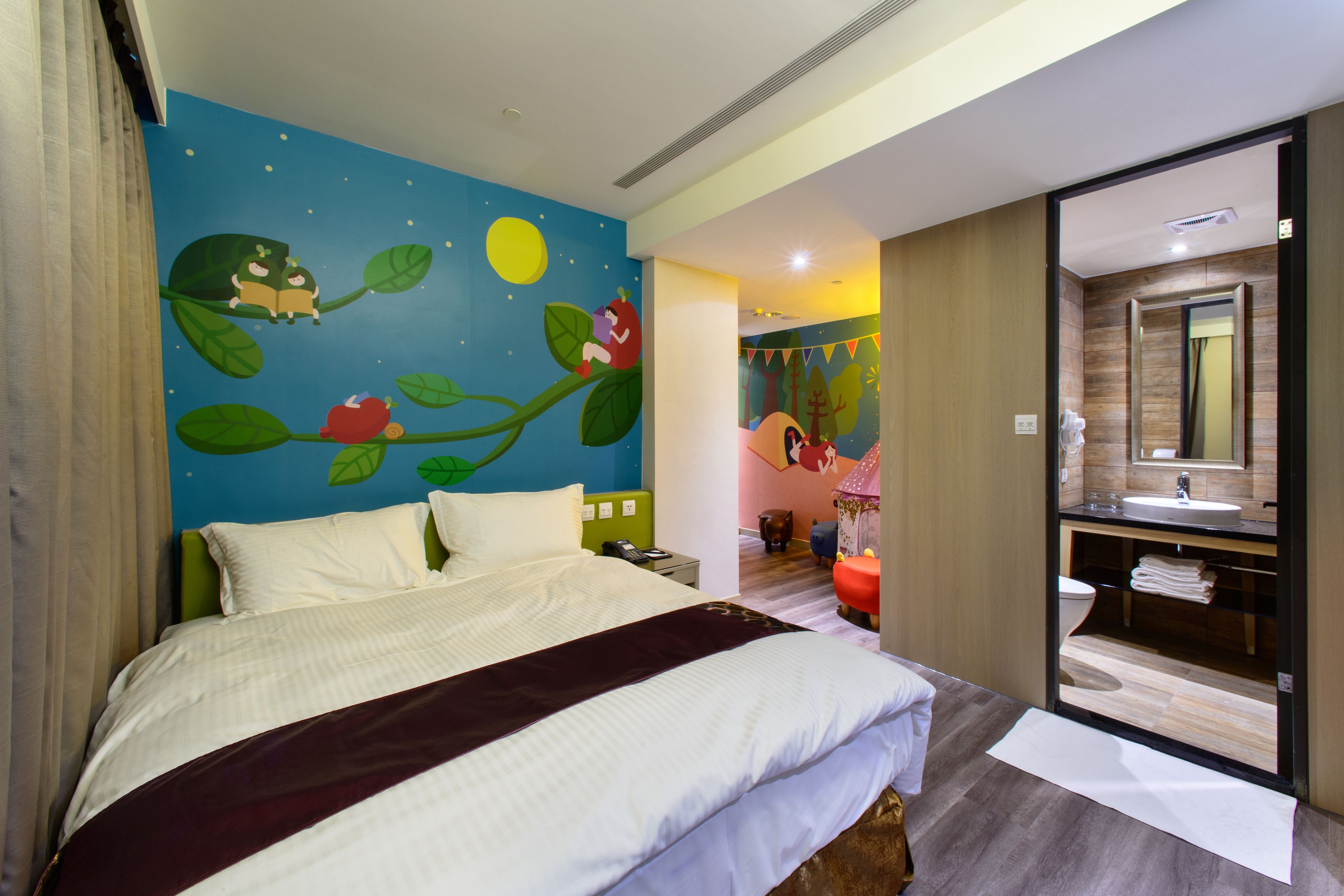basic double room, 1 queen bed (no parking) | children’s theme room