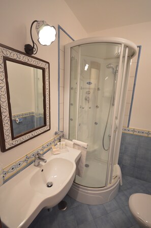 Standard Double or Twin Room | Bathroom