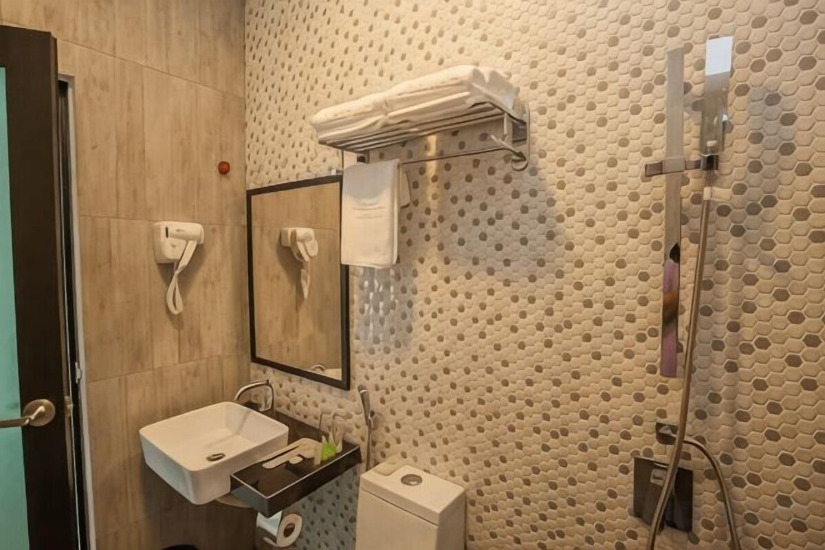 Bathroom | Shower, free toiletries, bidet, towels