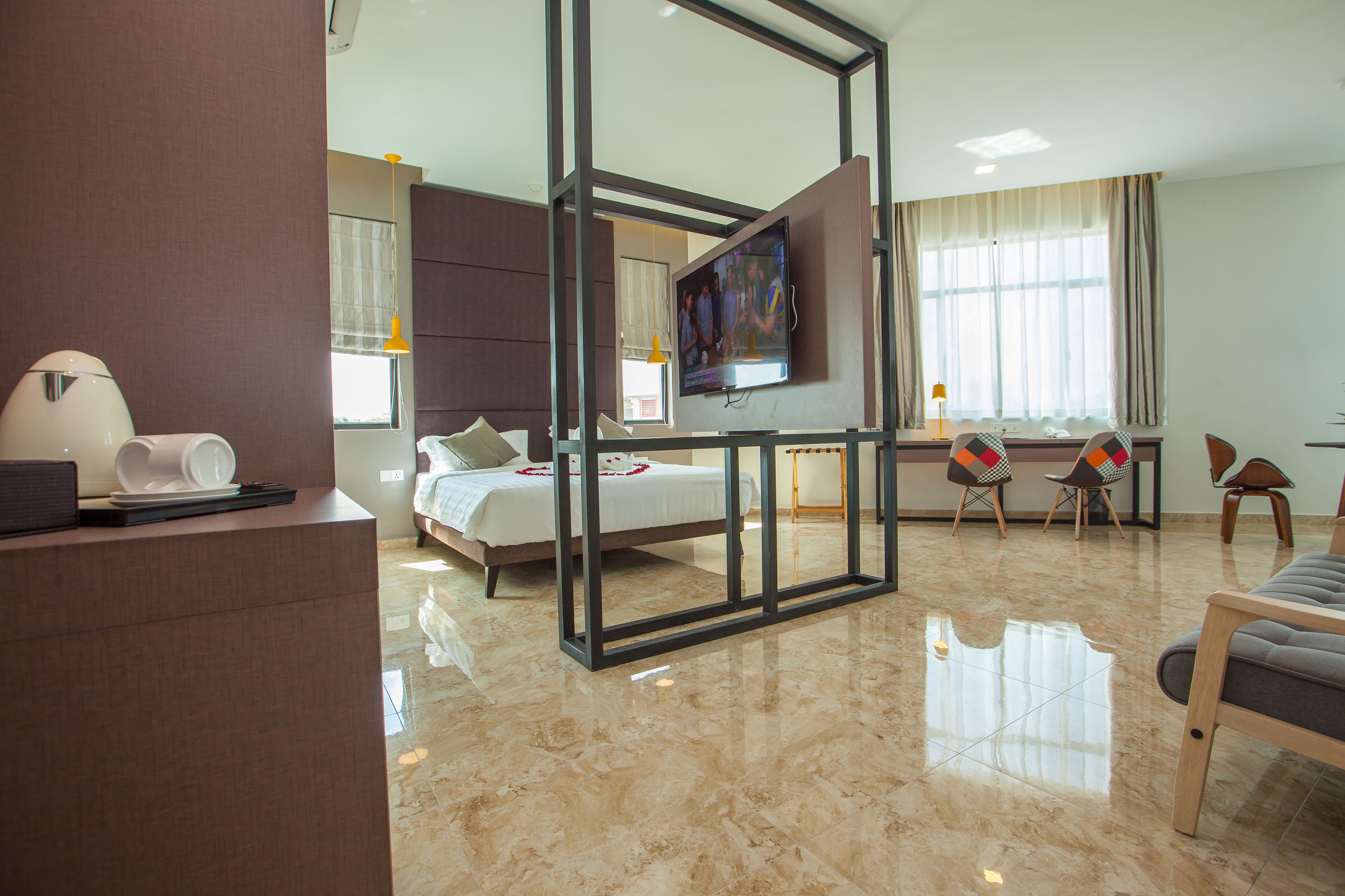 king suite | desk, iron/ironing board, free wifi, bed sheets