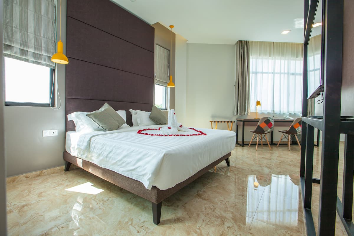 Suite, 1 kingsize bed | Een bureau, een strijkplank/strijkijzer, gratis wifi, beddengoed