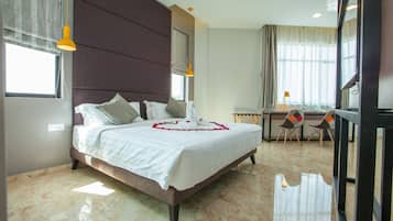 Suite, 1 Katil Raja (King) | Meja, seterika/papan seterika, Wi-fi percuma, cadar katil