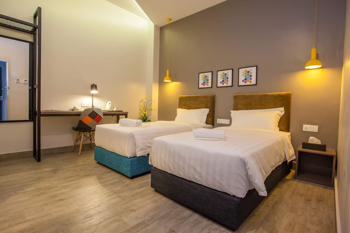 Superior Twin kamer, geen ramen | Een bureau, een strijkplank/strijkijzer, gratis wifi, beddengoed