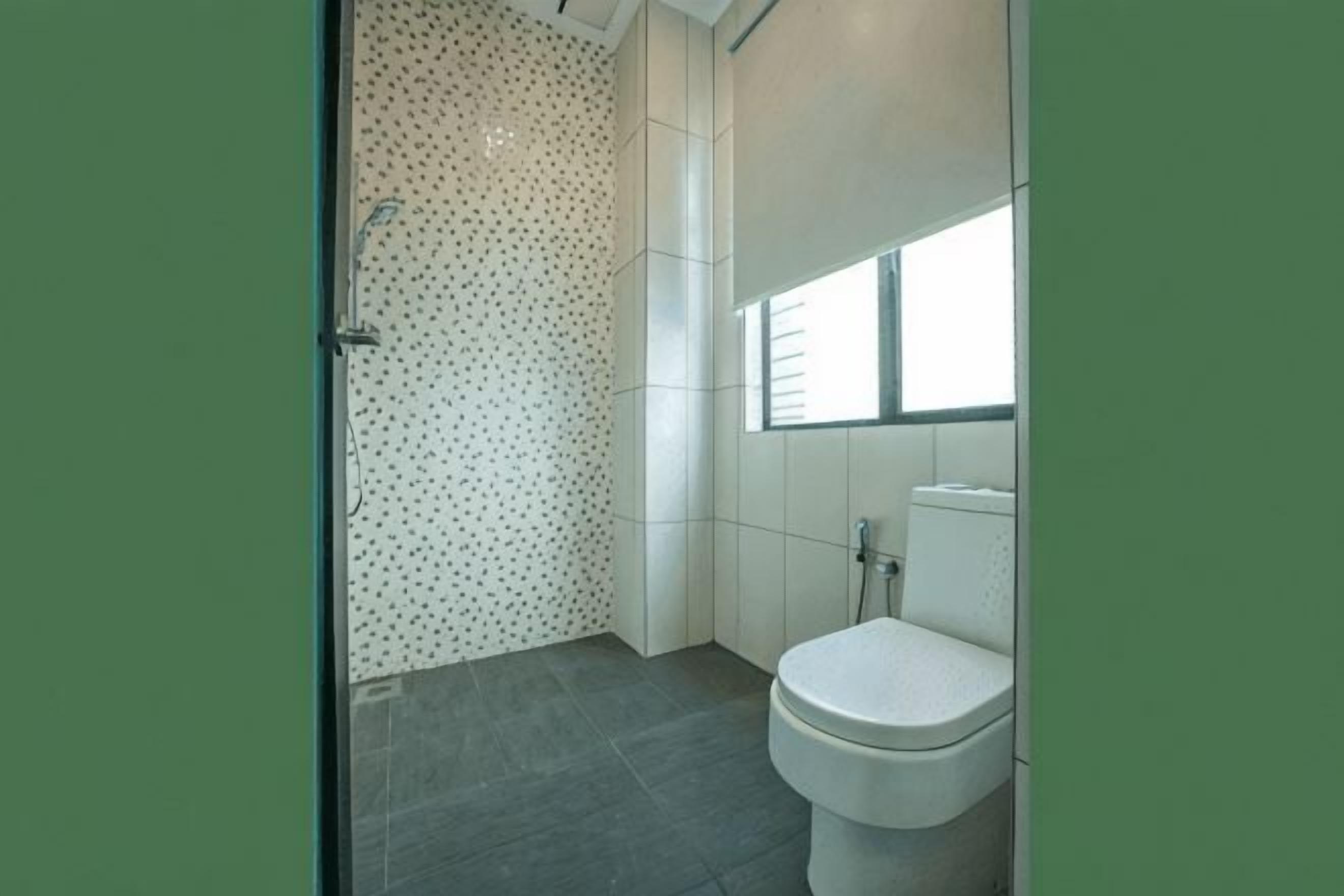 Bathroom | Shower, free toiletries, bidet, towels