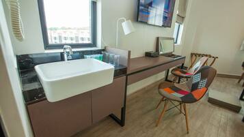 Family Suite | Meja, seterika/papan seterika, Wi-fi percuma, cadar katil