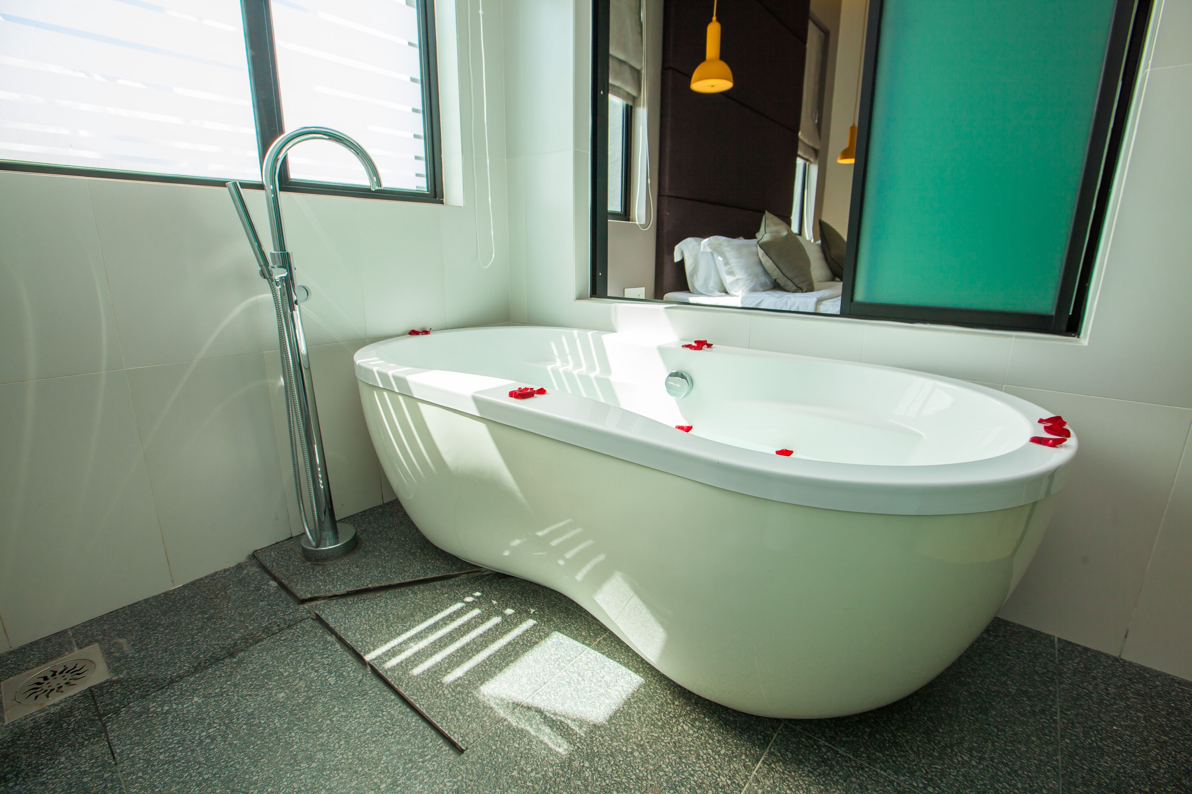 king suite | deep-soaking bathtub