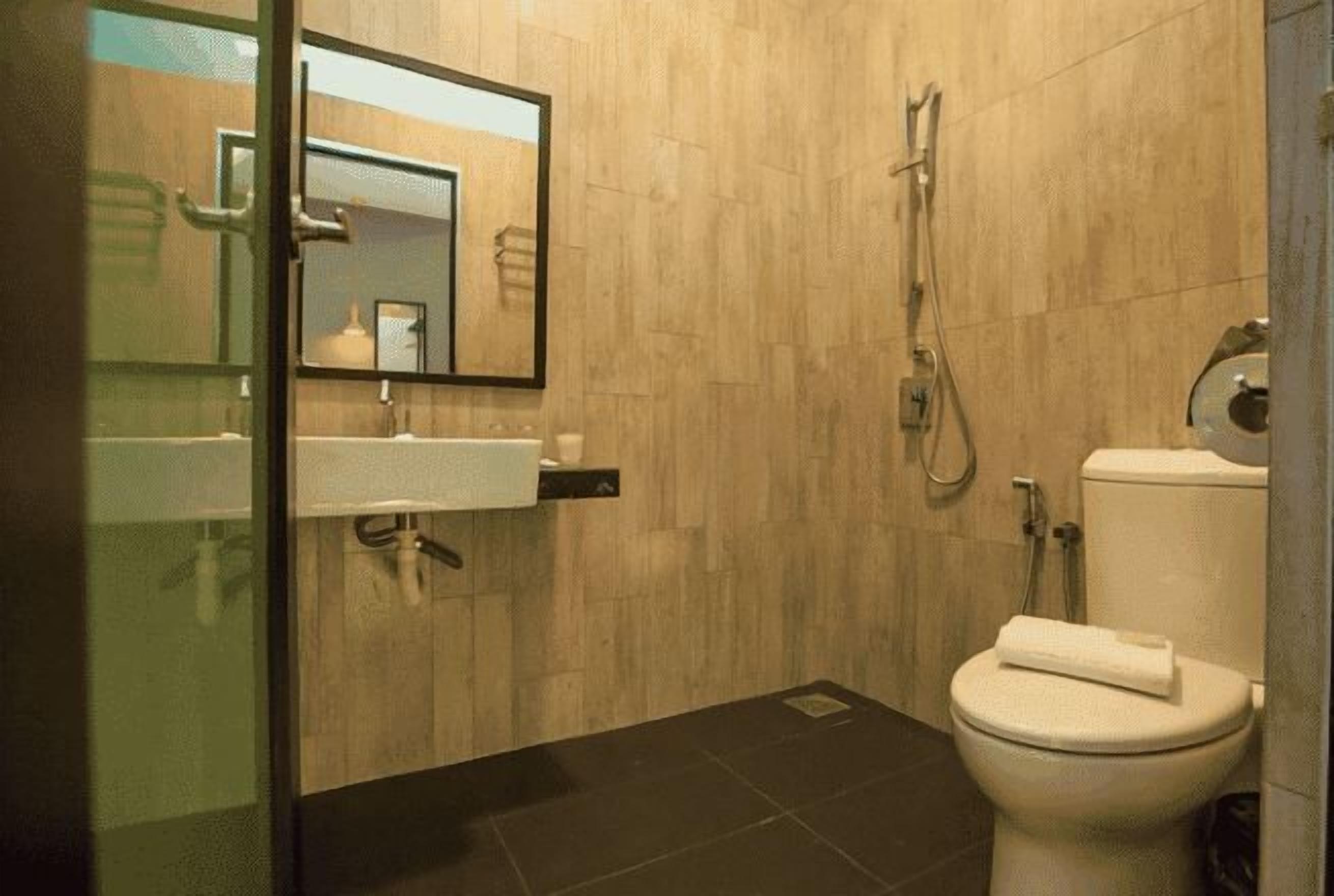 Bathroom | Shower, free toiletries, bidet, towels