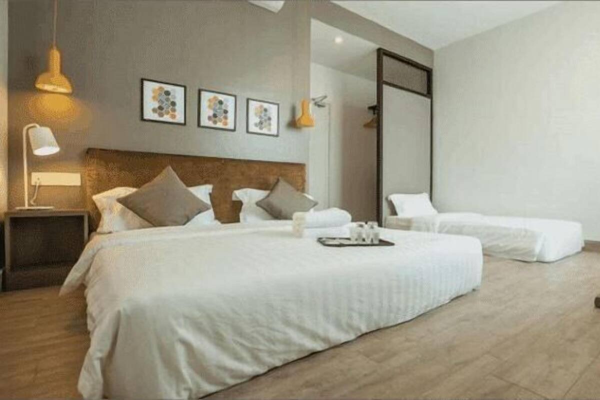 Escritorio, tabla de planchar con plancha, wifi gratis y ropa de cama