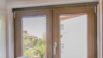 Habitación doble económica | Baño | Regadera, regadera tipo lluvia, amenidades de baño gratuitas