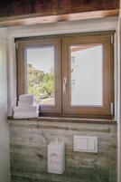 经济双人房 | 浴室 | 淋浴设施、大花洒淋浴喷头、免费洗浴用品、吹风机