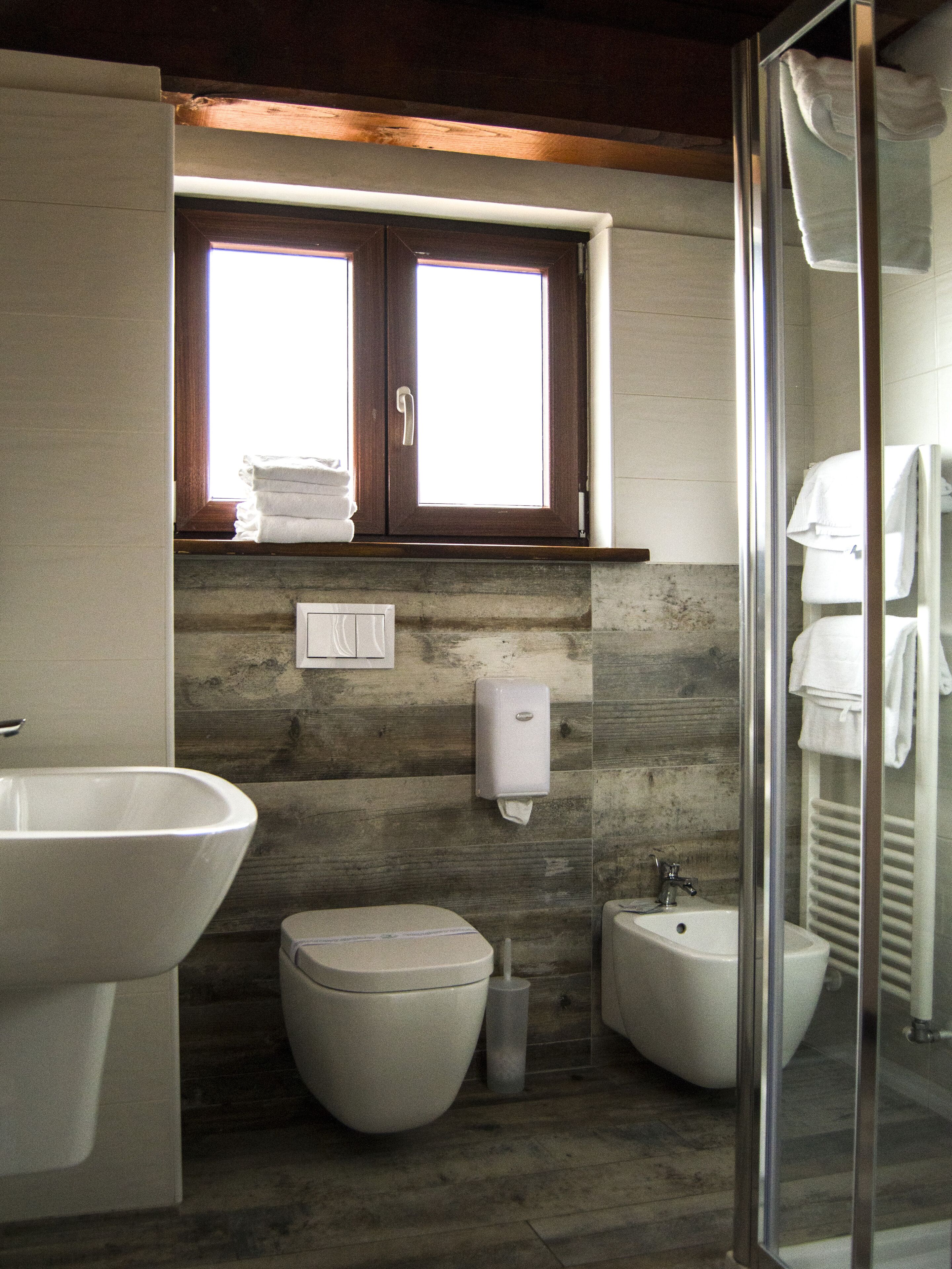 economy double room | bathroom | shower, rainfall showerhead, free toiletries, hair dryer