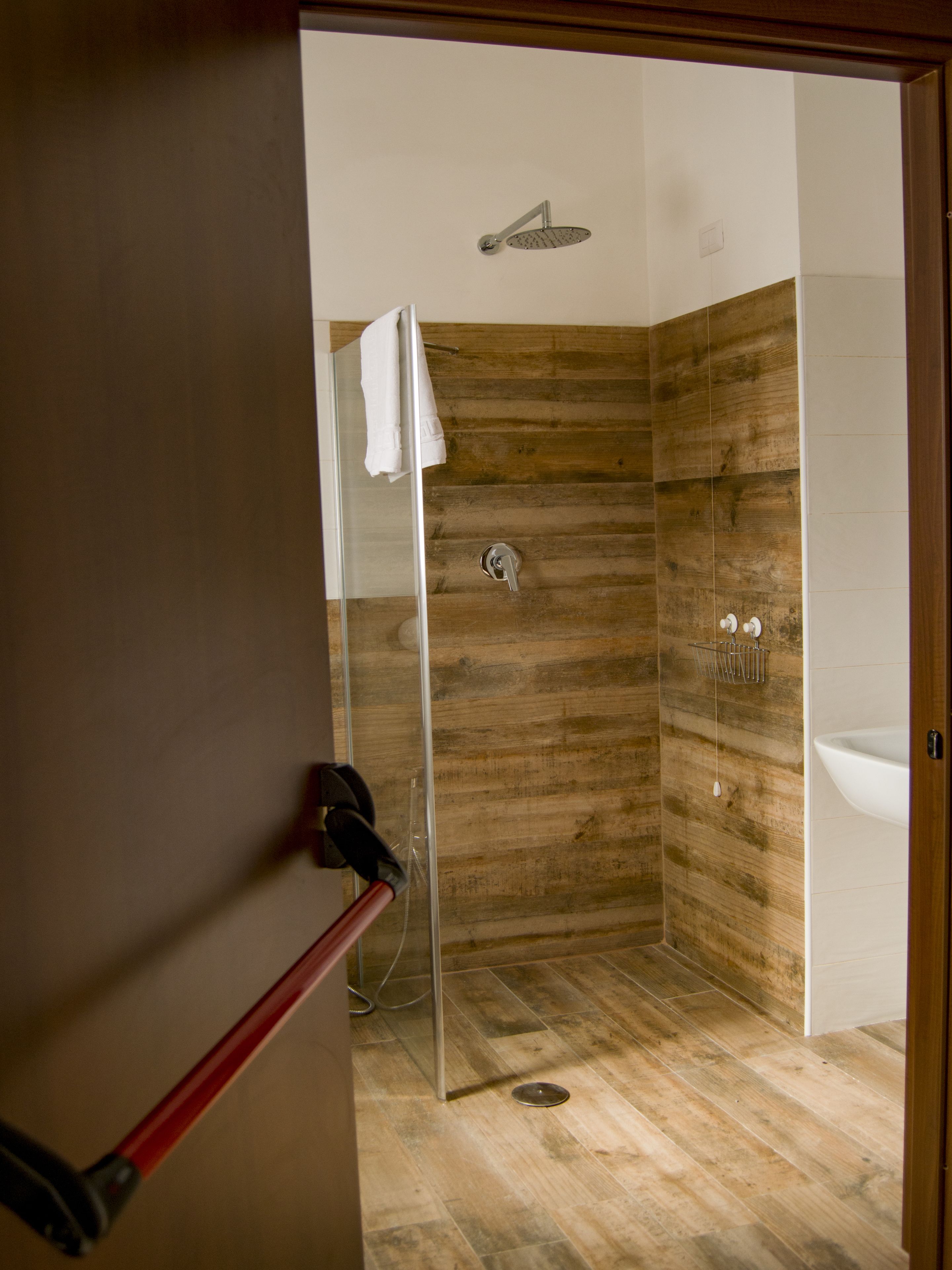 triple room | bathroom | shower, rainfall showerhead, free toiletries, hair dryer