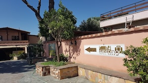 A hotel entrance with a sign indicating a sleeping hotel. - Sleep and go Hotel (Fiumicino)