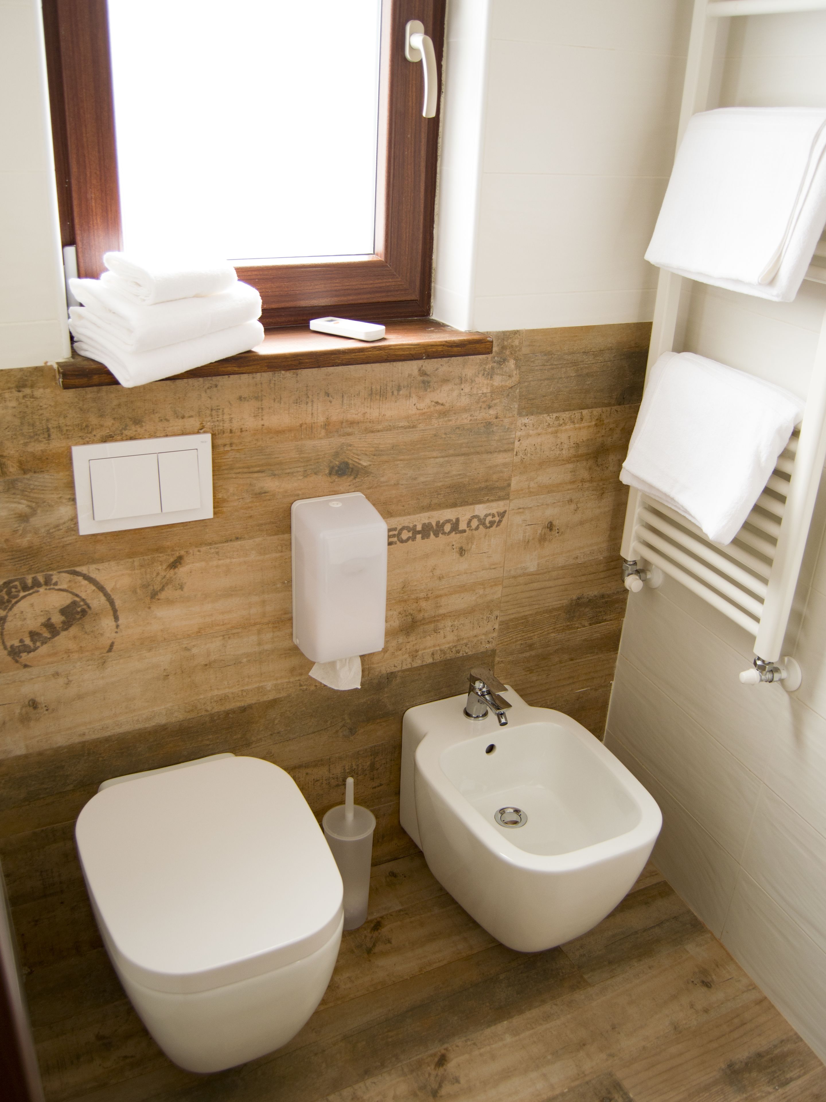 triple room | bathroom | shower, rainfall showerhead, free toiletries, hair dryer