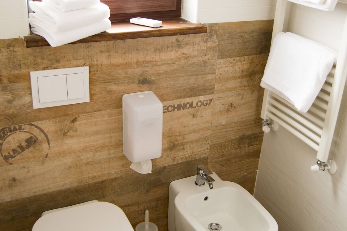 triple room | bathroom | shower, rainfall showerhead, free toiletries, hair dryer