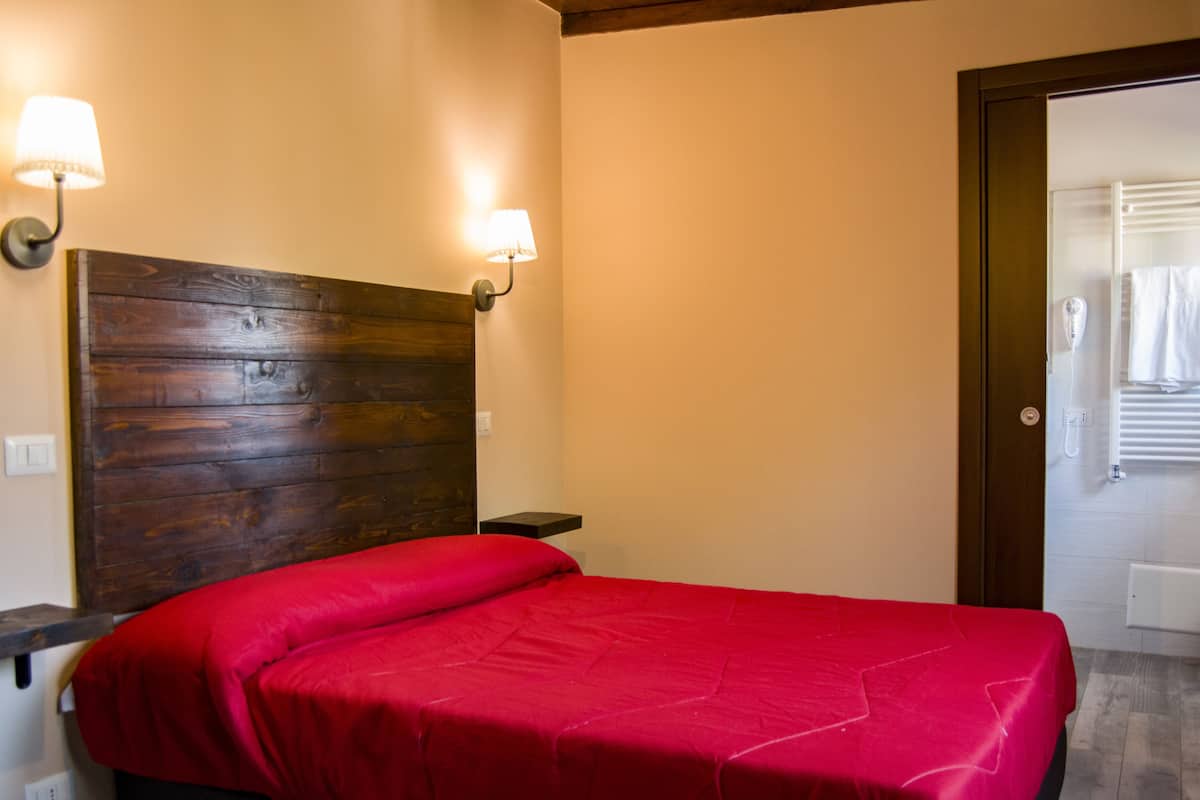 Economy Double Room | Hypo-allergenic bedding available, desk, blackout drapes, soundproofing