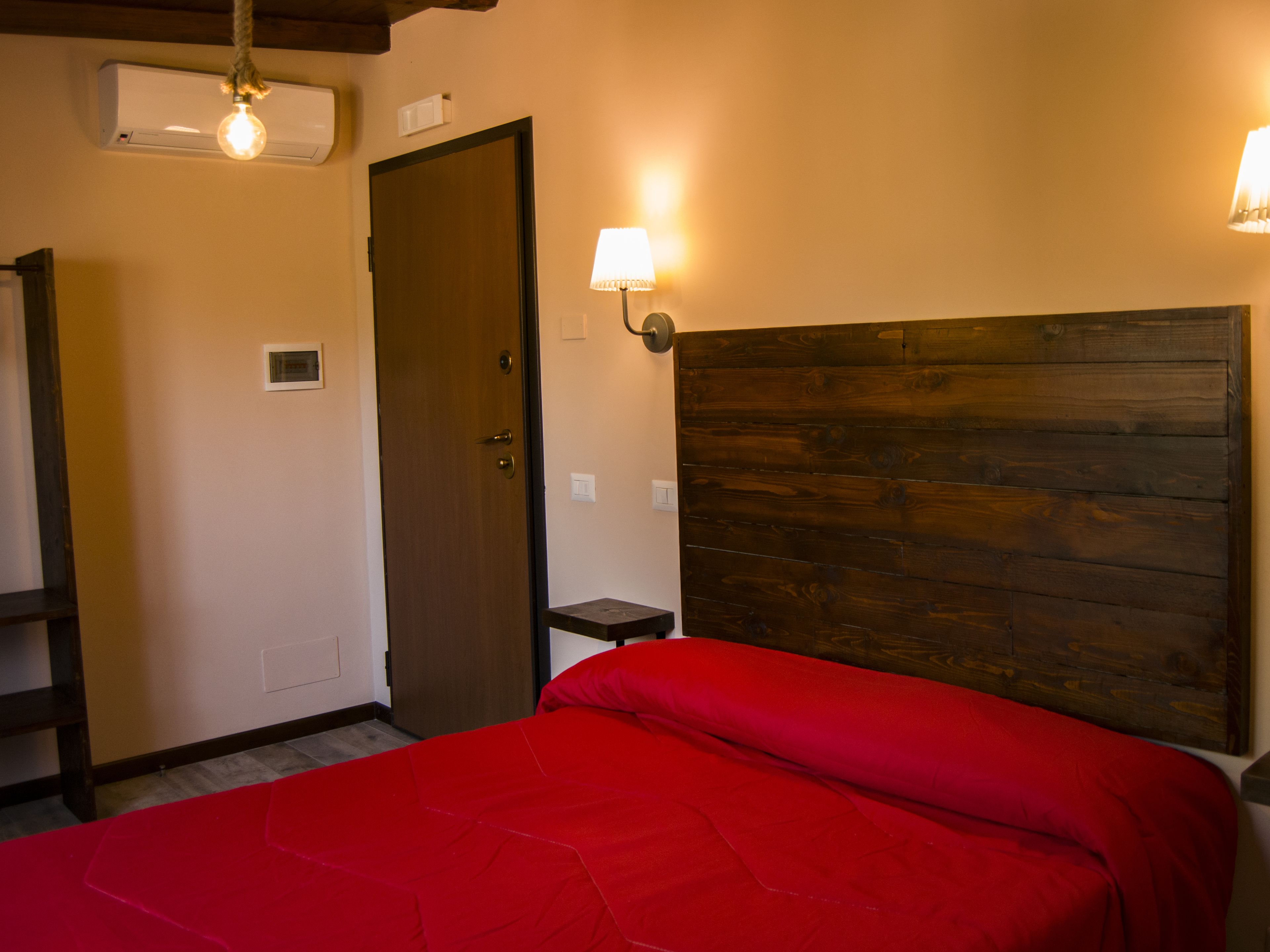 economy double room | hypo-allergenic bedding, individually furnished, desk, blackout curtains