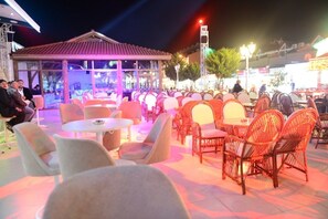 供應早餐、午餐、晚餐;多國菜