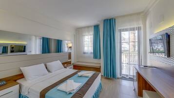 Standaard kamer | Een minibar, een kluis op de kamer, een bureau, geluiddichte muren