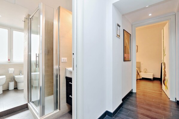 Quadruple Room, Private Bathroom (external) | Bathroom | Free toiletries, hair dryer, towels - Brunetti Suite Rooms (Rome)