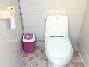 ฝักบัว, ของใช้ในห้องน้ำฟรี, ไดร์เป่าผ ม, รองเท้าสวมภายในห้อง