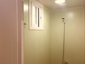 Bathroom shower - Captain Jeju Guesthouse - Hostel (Jeju City)