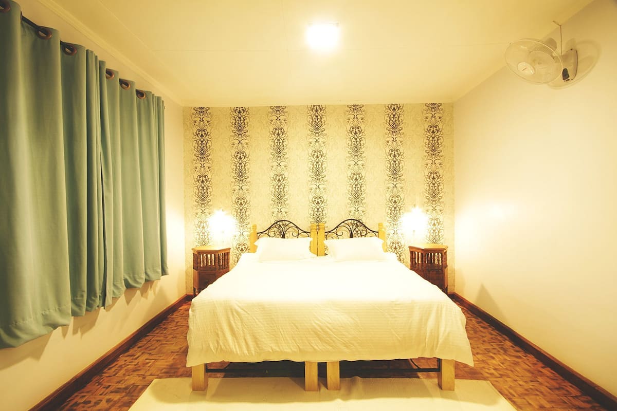 Svit Deluxe - 1 sovrum - icke-rökare - utsikt mot bergen | Sängtillbehör av högsta kvalitet, skrivbord och gratis wi-fi