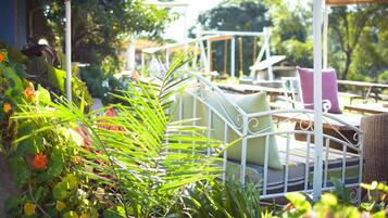 Breakfast, lunch, dinner served; local and international cuisine