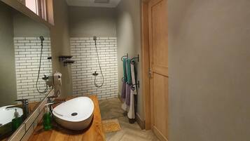 Deluxe Quadruple Room | Bathroom | Shower, free toiletries