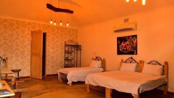 Ylelliset vuodevaatteet, työpöytä, ilmainen Wi-Fi